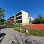 Schulhaus_mit_Sportplatz